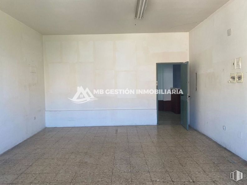 Retail for rent at Calle Gerona, Fuenlabrada, Madrid, 28945 with door, wood, fixture, interior design, paint, floor, flooring, building, hall and ceiling around