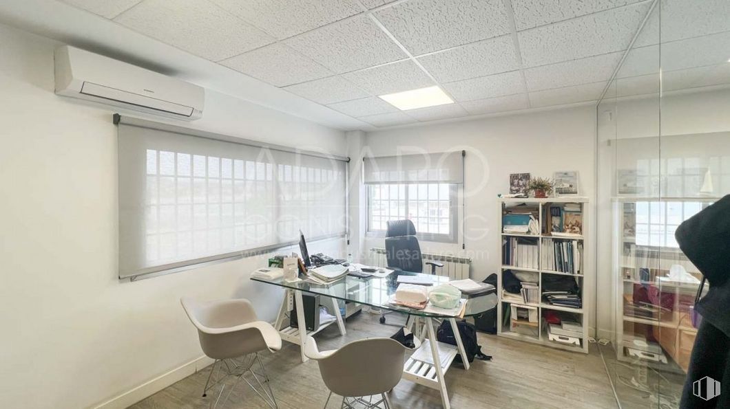 Nave en venta en Polígono Industrial Los Vallejos, Torres de la Alameda, Madrid, 28813 con silla, mesa, estantería, persona, mueble, ventana, estante, edificio, escritorio y silla de oficina alrededor