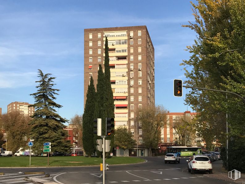 Local en venta en Zona Moratalaz, Moratalaz, Madrid, 28030 con edificio, coche, cielo, nube, durante el día, ventana, infraestructura, árbol, vehículo y luz de la calle alrededor