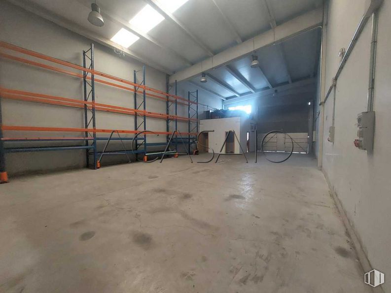 Nave en venta en Zona industrial El Viso de San Juan, El Viso de San Juan, Toledo, 45215 con neumático, mueble, edificio, suelo, madera, casa, suelos, hall, techo y hormigón alrededor