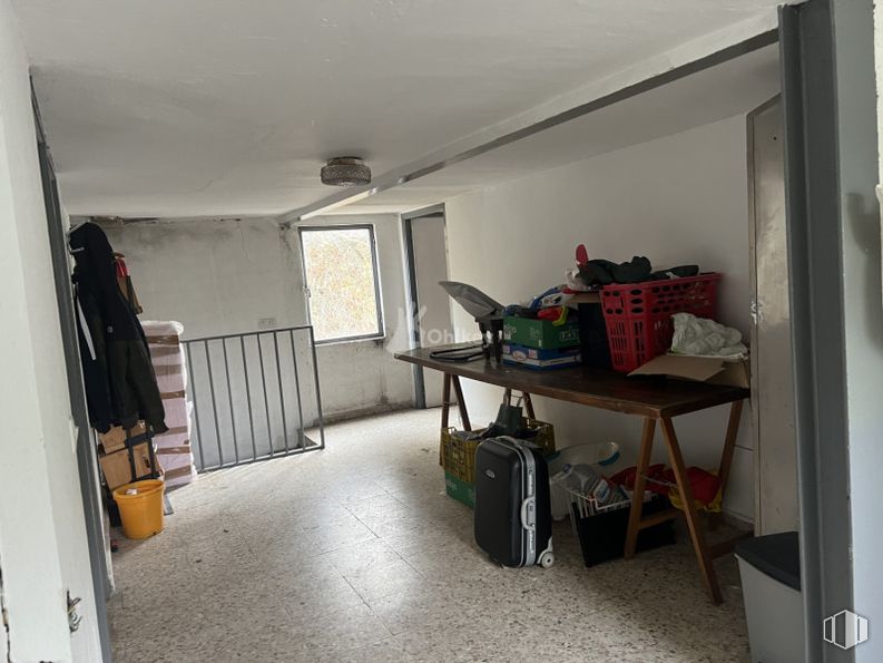 Local en venta en Urbanización Villafranca del Castillo, Villanueva de la Cañada, Madrid, 28691 con equipaje y bolsos, ventana, mesa, ropa de calle, ropa, edificio, interiorismo, suelos, suelo y madera alrededor