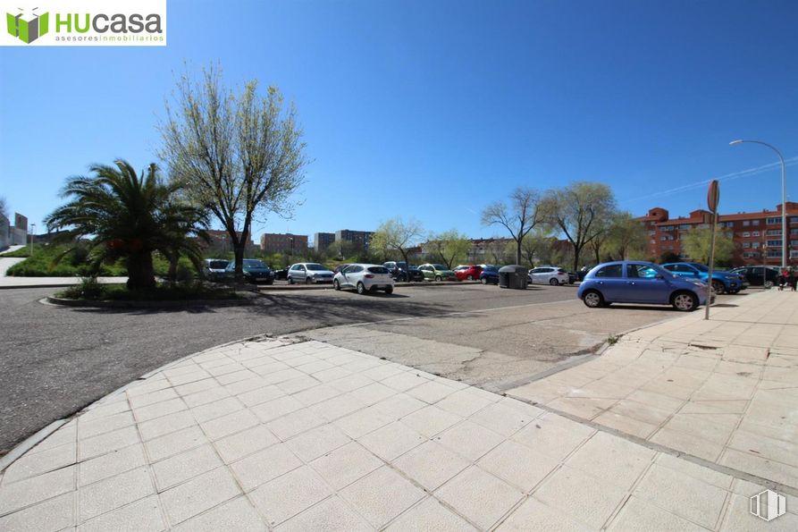 Retail for sale at Calle Río Alberche, Toledo, 45007 with car, building, street light, sky, wheel, daytime, property, tire, vehicle and plant around