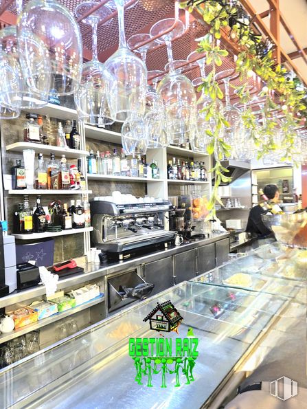 Retail for rent at Paseo Pintor Rosales, Moncloa - Aravaca, Madrid, 28008 with person, lighting, interior design, restaurant, retail, customer, bar, glass, liquor and shelf around