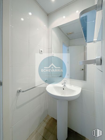 Local en alquiler en Calle Eduardo Benot, Moncloa - Aravaca, Madrid, 28008 con fregadero, espejo, grifo, lavabo de baño, accesorio de fontanería, baño, edificio, accesorio, diseño de interiores y pared alrededor