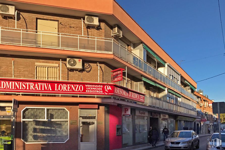 Local en alquiler y venta en Calle Julio Ferrer, Pozuelo de Alarcón, Madrid, 28223 con coche, edificio, propiedad, ventana, rueda, cielo, neumático, vehículo, barrio y fachada alrededor