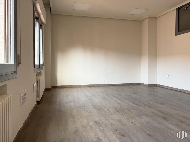 Oficina en alquiler y venta en Plaza Claudio Sánchez Albornoz, Ávila, 05001 con ventana, edificio, madera, pasillo, accesorio, suelo, piso, sombra, tinte para madera y suelos laminados alrededor