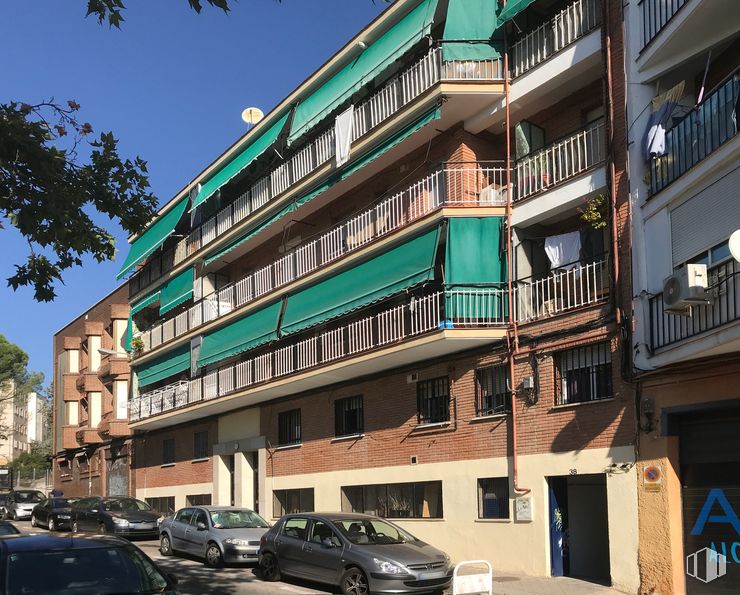 Retail for rent at Calle Abejuela, 17, La Latina, Madrid, 28047 with car, building, land vehicle, wheel, tire, sky, vehicle, window, urban design and condominium around