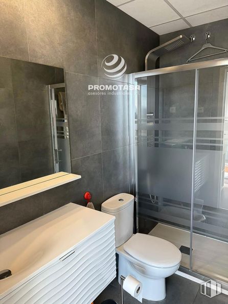 Retail for sale at Zona Rivas-Vaciamadrid, Rivas-Vaciamadrid, Madrid, 28529 with toilet, property, building, interior design, floor, wall, line, flooring, bathroom and material property around