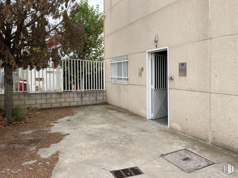 Industrial for sale at Camino Carrera, Fuente el Saz de Jarama, Madrid, 28140 with window, plant, road surface, fence, building, tree, asphalt, neighbourhood, residential area and composite material around