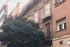 Retail for rent at Calle Bocángel, Salamanca, Madrid, 28028 with window, car, building, tire, sky, plant, urban design, vehicle, road surface and tree around