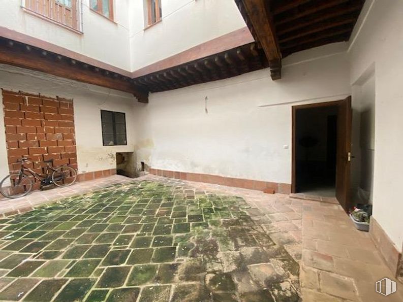 Retail for sale & for rent at Calle Plata, Toledo, 45001 with window, bicycle, door, property, architecture, interior design, wood, brick, floor and road surface around