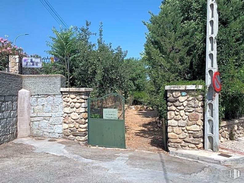 Land for sale at Casco antiguo, Aldea del Fresno, Madrid, 28620 with sky, land lot, road surface, plant, landscape, gas, shrub, road, slope and composite material around