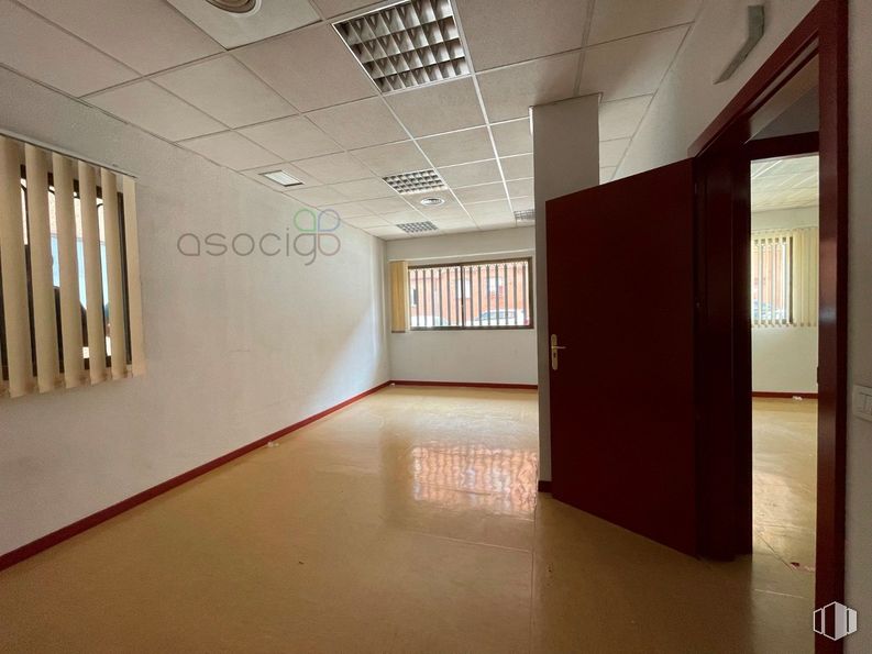 Retail for rent at Avenida Ejército, Guadalajara, 19004 with window, fixture, hall, interior design, floor, flooring, material property, wood, ceiling and glass around