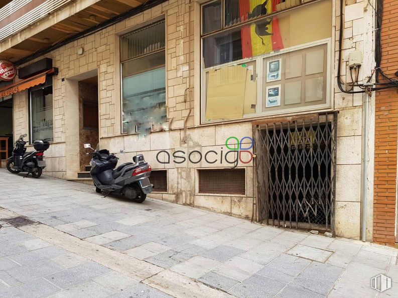 Retail for sale at Calle Luis de Lucena, Guadalajara, 19001 with window, building, motorcycle, tire, wheel, automotive tire, vehicle, automotive lighting, road surface and asphalt around