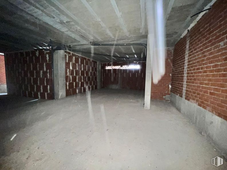 Retail for sale at Calle Maurice Ravel, Ávila, 05003 with floor, composite material, building material, fixture, concrete, wood, flooring, brick, brickwork and gas around