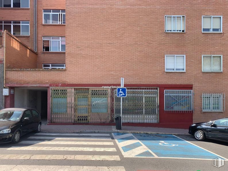 Retail for sale at Calle Agustín Rodríguez Sahagun, Ávila, 05003 with car, window, building, wheel, land vehicle, tire, vehicle, infrastructure, road surface and brick around