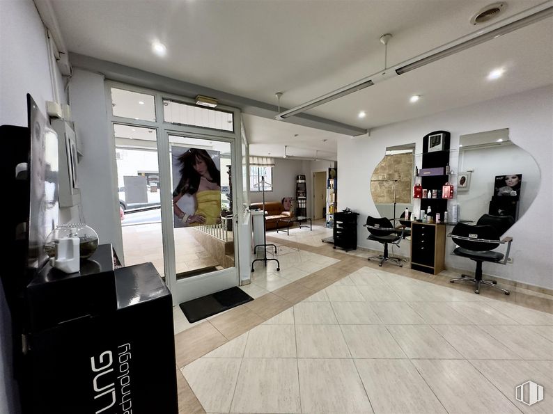 Local en venta en Calle Transradio, Alcobendas, Madrid, 28100 con persona, productos envasados, silla, diseño automovilístico, edificio, interiorismo, gafas, suelo, suelos y marco alrededor