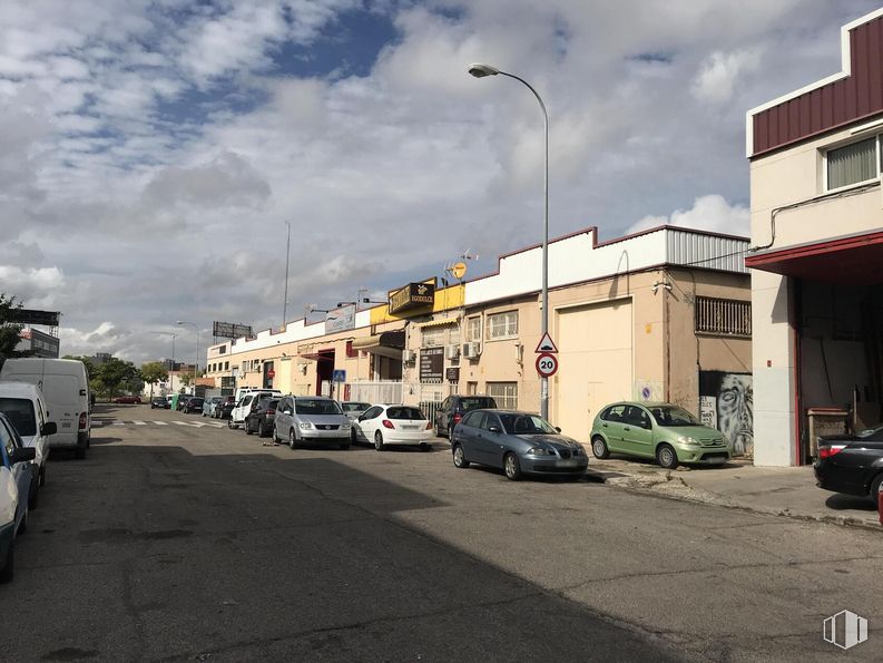 Local en alquiler y venta en Calle Manantial, Fuenlabrada, Madrid, 28942 con coche, edificio, luz de la calle, nube, luz de estacionamiento automotriz, vehículo terrestre, cielo, rueda, neumático y vehículo alrededor