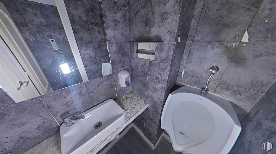 Local en venta en Calle Tapia de Casariego, Moncloa - Aravaca, Madrid, 28023 con fregadero, accesorios de fontanería, lavabo, plata, cuarto de baño, fontanería, grifo y azulejo alrededor