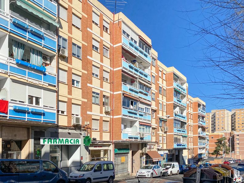 Local en venta en Calle San Lamberto, Ciudad Lineal, Madrid, 28017 con camioneta, coche, edificio, neumático, rueda, cielo, propiedad, vehículo, ventana y diseño urbano alrededor