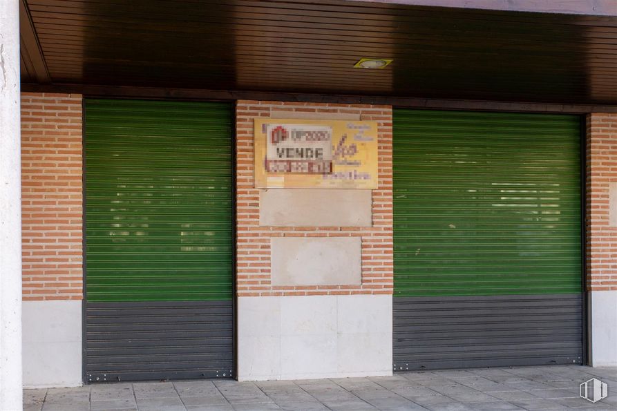 Retail for rent at Zona centro, Tielmes, Madrid, 28550 with window blind, property, wood, fixture, rectangle, wall, facade, composite material, tints and shades and brick around