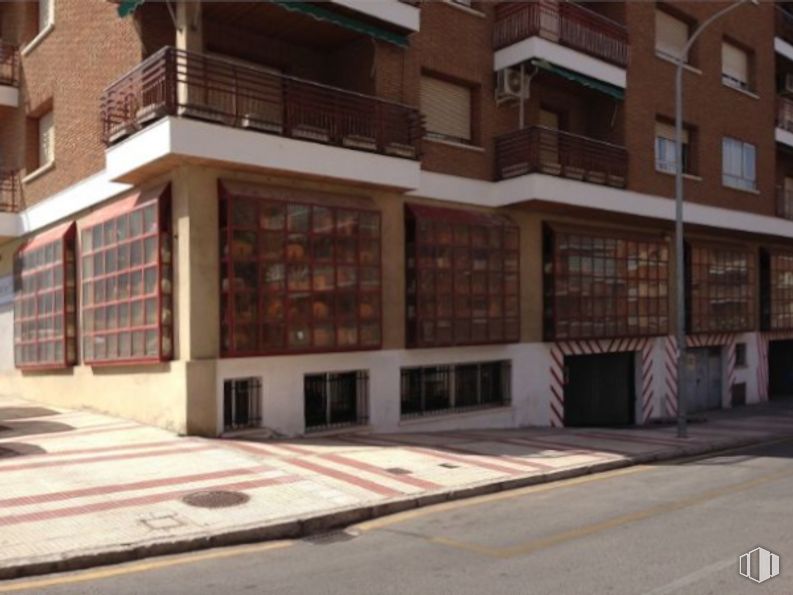 Retail for sale & for rent at Calle Juan Diges Antón 19, Guadalajara, 19003 with window, building, wood, urban design, condominium, residential area, door, facade, real estate and brick around