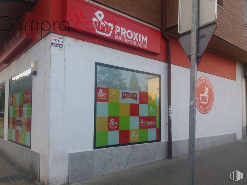 Retail for rent at Zona Conde de Sepúlveda, Segovia, 40002 with font, facade, retail, signage, advertising, fixture, building, graphics, logo and convenience store around