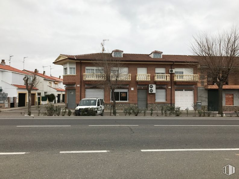 Retail for rent at Avenida de María Antonia del Castillo Escudero, 19, Quismondo, Toledo, 45514 with car, building, cloud, sky, window, wheel, vehicle, residential area, asphalt and road surface around