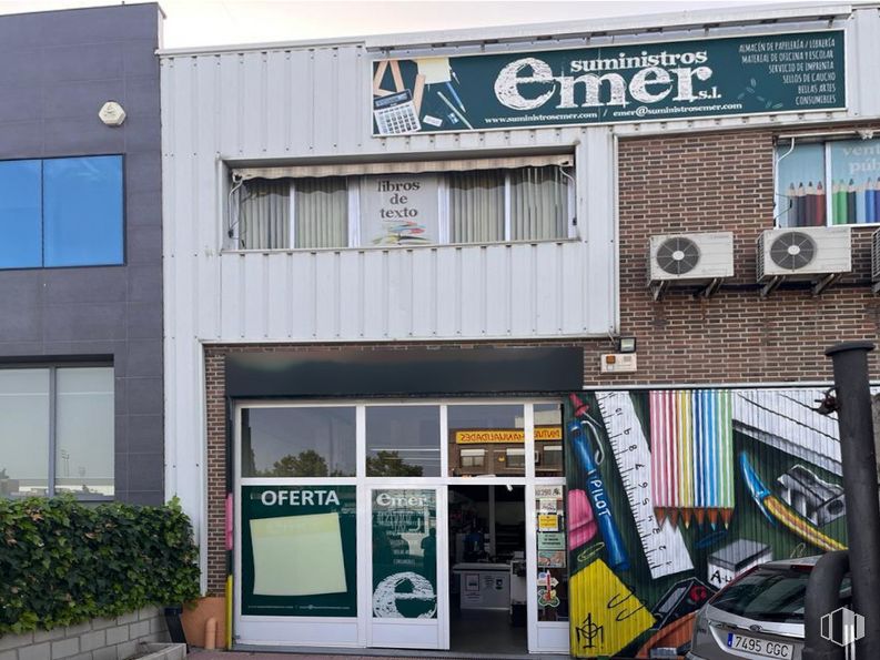 Industrial for rent at Calle Madera, Rivas-Vaciamadrid, Madrid, 28529 with window, car, plant, door, facade, real estate, gas, font, fixture and building around