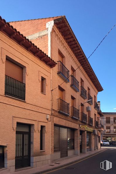 Retail for sale & for rent at Calle Seis de Octubre, 3, Fuensalida, Toledo, 45510 with building, window, door, sky, property, brick, house, residential area, urban design and facade around