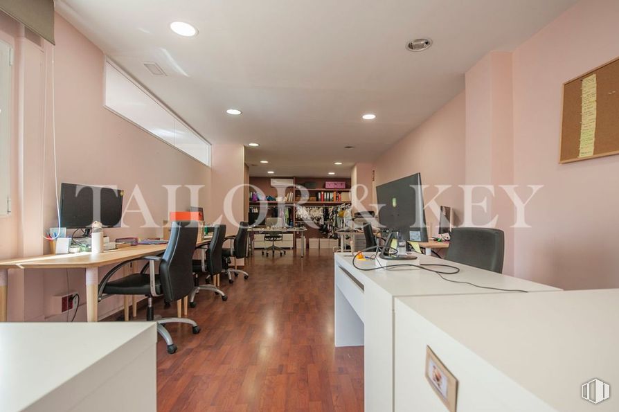 Oficina en venta en Calle Vallehermoso, Chamberí, Madrid, 28015 con escritorio, silla, mueble, pantalla de ordenador, mesa, edificio, silla de oficina, madera, suelos y suelo alrededor