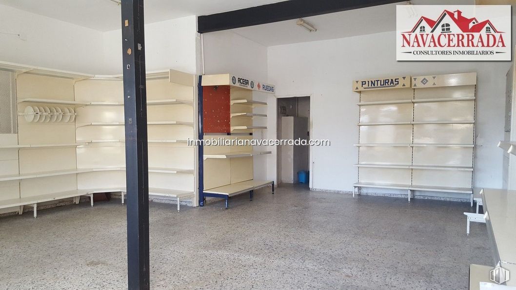 Local en alquiler en Calle Iglesia, Navacerrada, Madrid, 28491 con estantería, mueble, accesorio, piso, suelo, edificio, puerta, fachada, techo y estantería alrededor