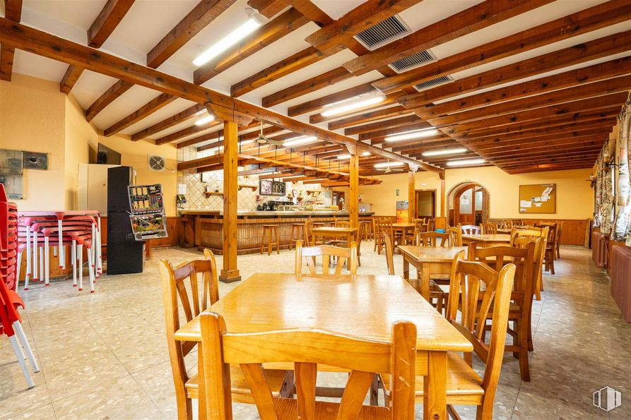 Retail for rent at Plaza San Isidro, 5, Torremocha de Jarama, Madrid, 28189 with chair, kitchen & dining room table, lighting, light fixture, table, furniture, property, wood, interior design and flooring around