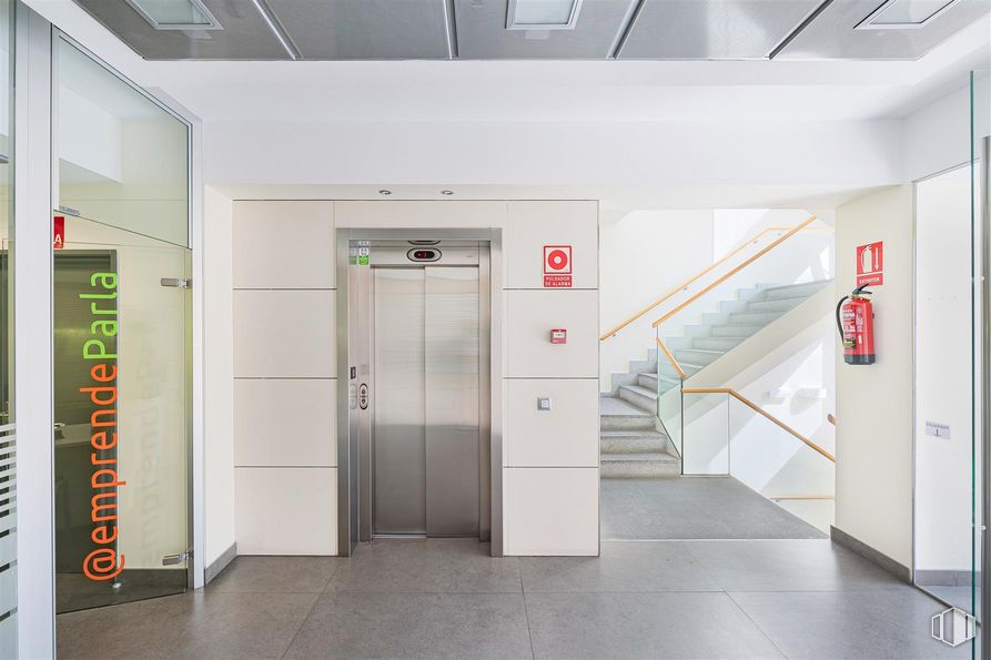 Oficina en alquiler en Edificio Leguario, Avenida Leguario, 49, Parla, Madrid, 28980 con edificio, accesorio, puerta, casa, suelos, suelo, gas, techo, vidrio y asa alrededor