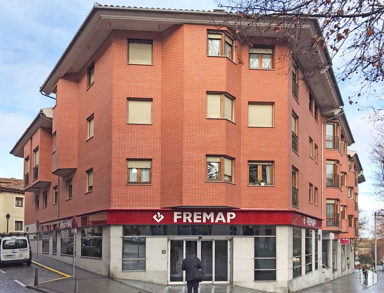 Local en alquiler y venta en Centro Claret, Segovia, 40003 con edificio, cielo, ventana, nube, accesorio, diseño urbano, ladrillo, barrio, edificio comercial y fachada alrededor