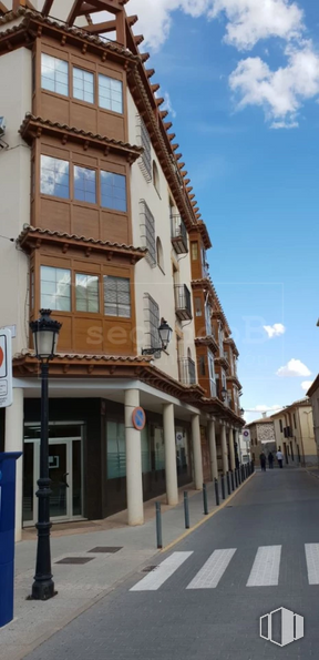 Local en venta en Zona Centro, Quintanar de la Orden, Toledo, 45800 con edificio, ventana, nube, cielo, diseño urbano, barrio, condominio, fachada, zona residencial y inmobiliario alrededor