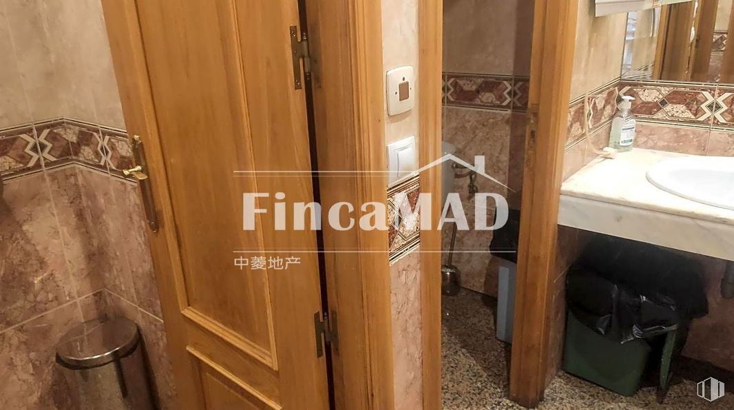 Local en venta en Zona Reina Victoria, Parla, Madrid, 28980 con fregadero, armario, marrón, propiedad, cuarto de baño, madera, accesorio, interiorismo, accesorios de fontanería y suelo alrededor