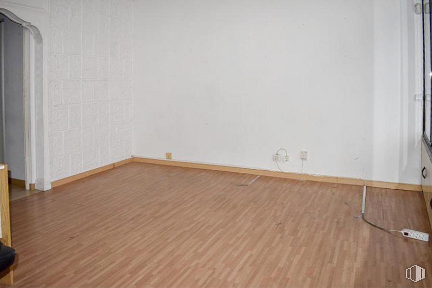 Retail for rent at Calle La Moraña, Ávila, 05002 with building, wood, wood stain, floor, flooring, house, fixture, hardwood, varnish and laminate flooring around