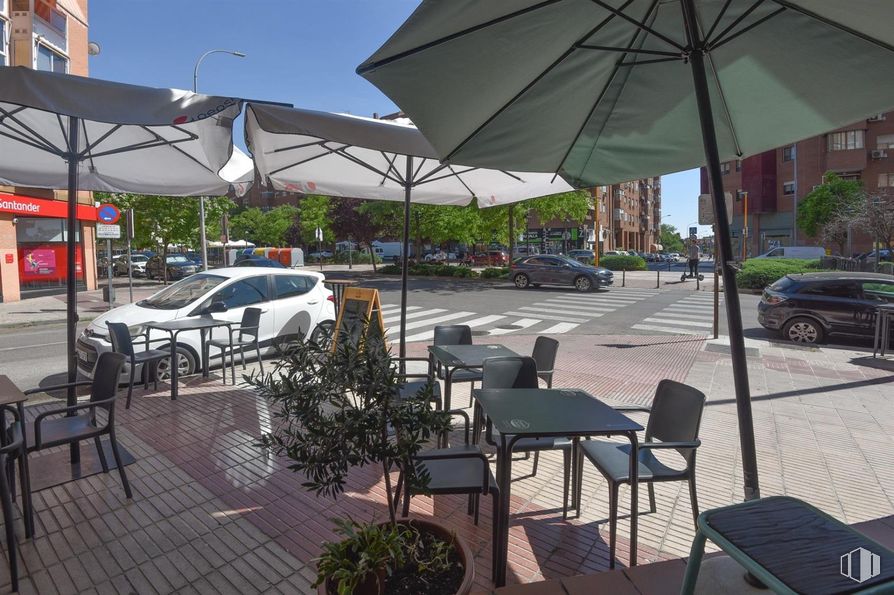 Local en alquiler y venta en Avenida Retamas, Alcorcón, Madrid, 28922 con coche, silla, mesa, edificio, mesa, planta, mueble, rueda, vehículo y sombra alrededor