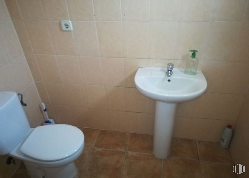 Industrial for sale at Polígono Industrial de Ocaña, Ocaña, Toledo, 45300 with sink, toilet, bathroom sink, plumbing fixture, property, tap, bathroom, purple, fluid and interior design around