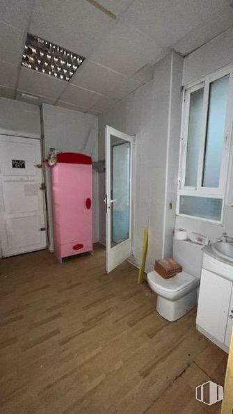 Office for rent at Calle Cavanilles, Retiro, Madrid, 28007 with door, bathroom cabinet, toilet, property, building, fixture, purple, wood, bathroom and flooring around