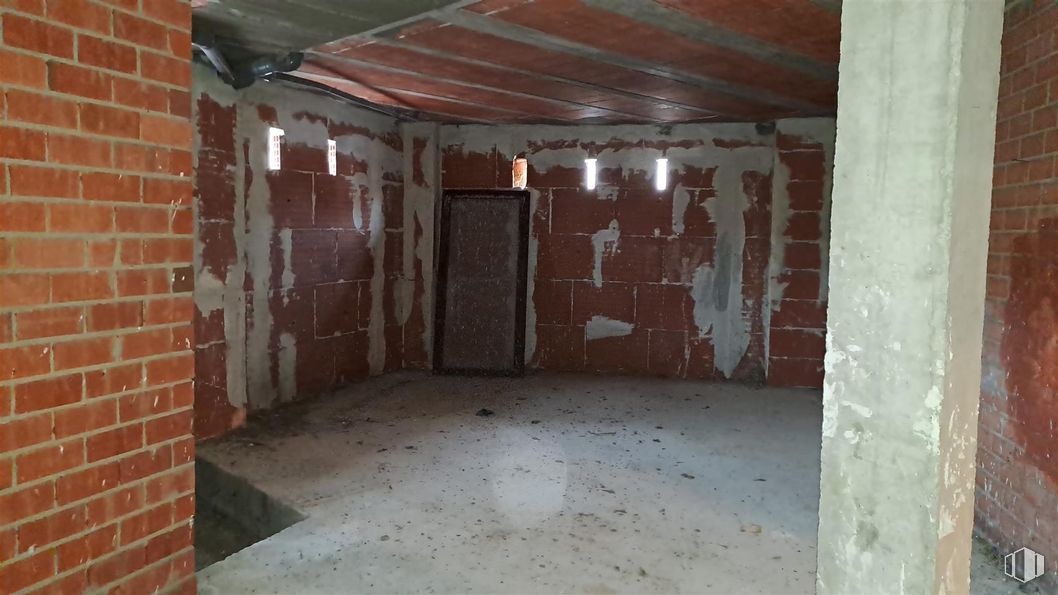 Retail for sale at Calle Segovia, Espirdo, Segovia, 40191 with door, wall, floor, brickwork, flooring, brick, composite material, ceiling, building material and concrete around