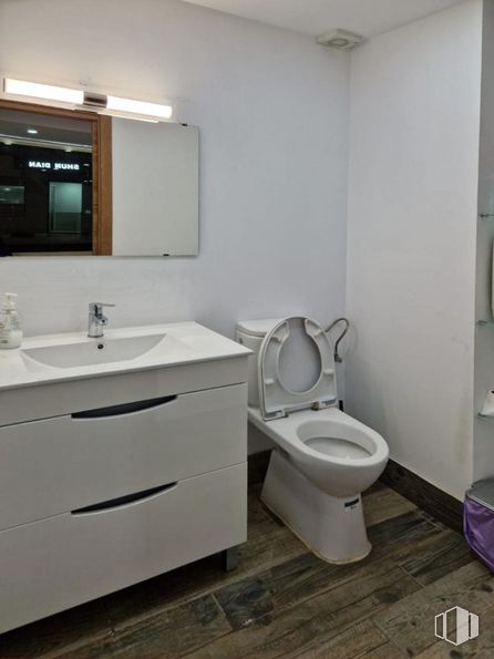 Retail for rent at Zona Pablo Iglesias, Parla, Madrid, 28980 with toilet, cabinetry, bathroom cabinet, mirror, sink, property, tap, plumbing fixture, bathroom and black around