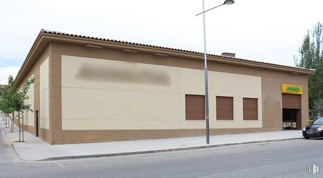 Local en alquiler en Calle Samuel Baltes, Villarejo de Salvanés, Madrid, 28590 con edificio, coche, cielo, luz de la calle, sombra, arquitectura, accesorio, asfalto, pared y madera alrededor