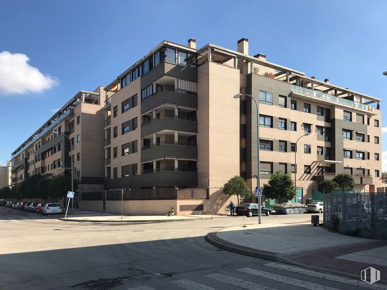 Local en alquiler y venta en Calle Bulgaria, 1, Alcalá de Henares, Madrid, 28806 con edificio, cielo, ventana, nube, superficie de carretera, luz de la calle, diseño urbano, accesorio, condominio y árbol alrededor