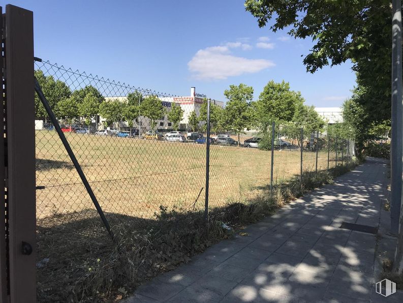 Suelo en venta en Calle Impresores, 18, Boadilla del Monte, Madrid, 28660 con alambrada, malla, valla, alambrada, hierro, planta leñosa, metal, sombra, vallado de viviendas y utilidad pública alrededor