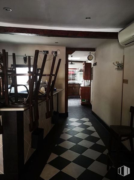 Local en alquiler y venta en Plaza Hermanos Ortiz de Zarate, Chinchón, Madrid, 28370 con suelos, madera dura, tinte para madera, barniz, suelo de baldosas, suelos de madera y limpieza alrededor