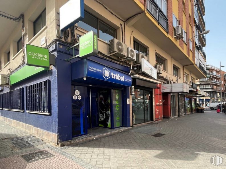 Retail for sale at Calle Bravo Murillo, Tetuán, Madrid, 28020 with building, window, urban design, sidewalk, door, facade, road surface, road, house and city around