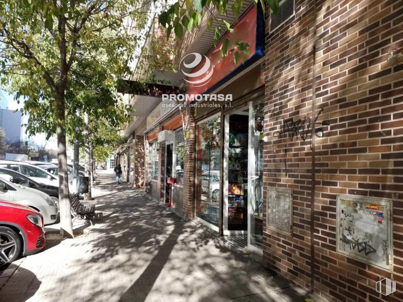 Retail for rent at Zona centro, Coslada, Madrid, 28820 with car, tire, wheel, infrastructure, building, vehicle, automotive lighting, tree, architecture and road surface around