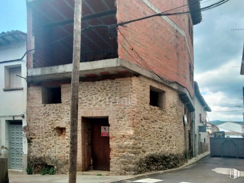 Industrial for sale at Calle Empedrada, Arenas de San Pedro, Ávila, 05400 with window, door, building, plant, sky, wood, urban design, neighbourhood, residential area and asphalt around